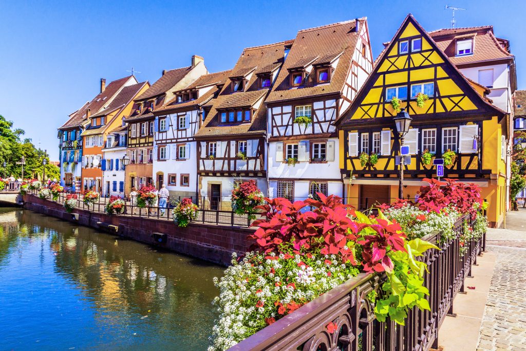 village typique de l'alsace avec maisons à colombage près du camping coeur d'alsace