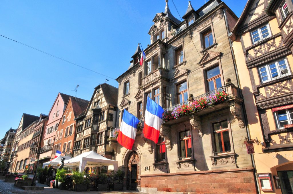 ville de saverne avec une façade typique alsacienne 